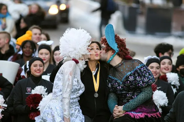 Actress Jennifer Garner, Harvard University's Hasty Pudding Theatricals Woman of the Year, is kissed by theatrical students Lyndsey Mugford and Nick Amador during a parade through Harvard Square in Cambridge, Massachusetts, U.S., February 5, 2022. (Photo by Faith Ninivaggi/Reuters)