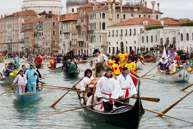 Venetians take part in the masquerade parade on the Grand Canal during the Venice carnival, in Venice, Italy on February 5, 2023. (Photo by Remo Casilli/Reuters)