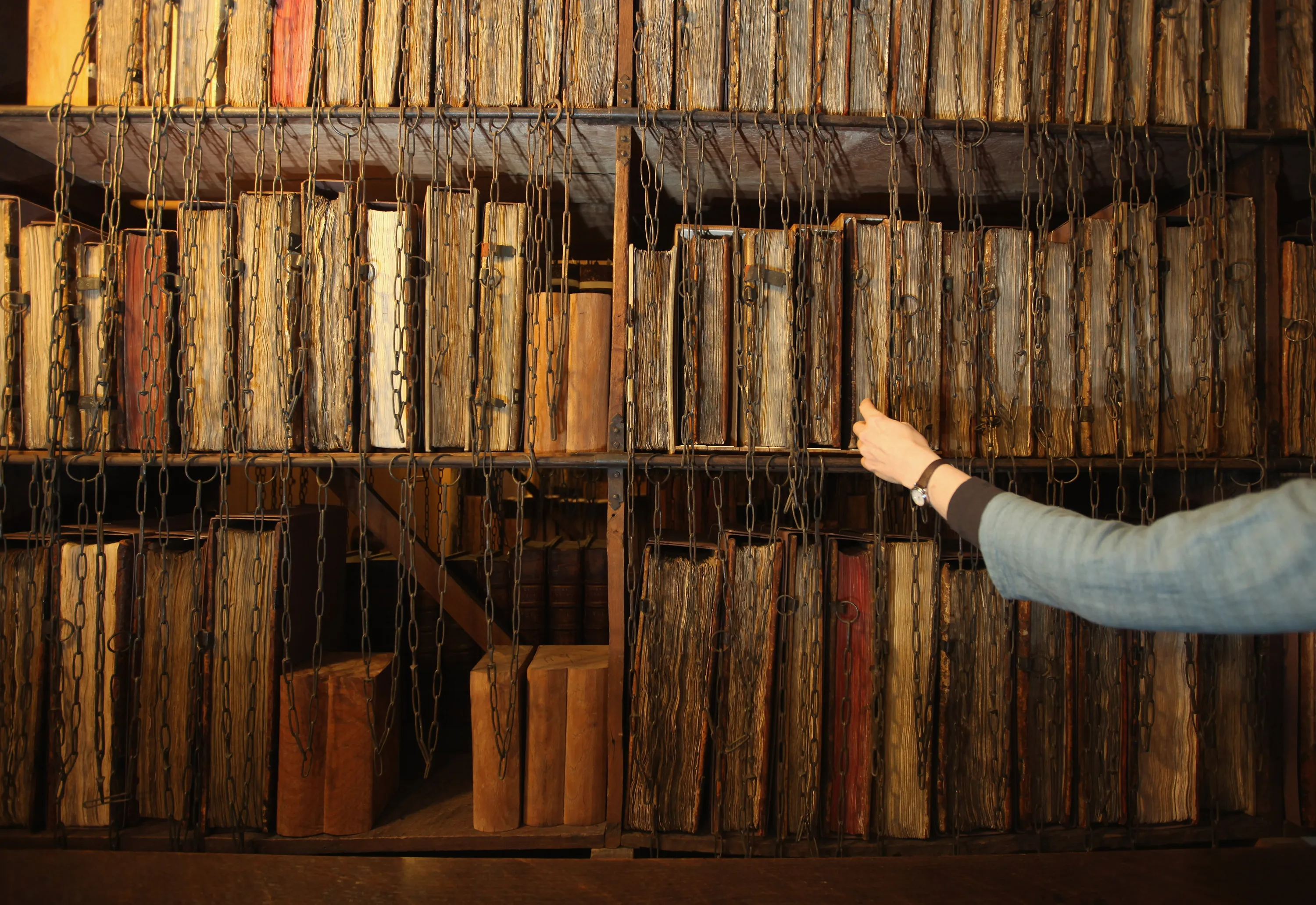 Архив есть в библиотеки. Цепная библиотека в Херефорде. Старинная библиотека. Полки с книгами в библиотеке. Библиотека в древности.