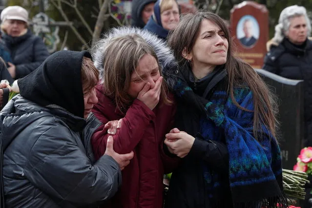 Relatives of Ukrainian photographer Maksim Levin, killed while covering Russia's attack on Ukraine, react during his funeral in the town of Boiarka, outside of Kyiv, Ukraine on April 4, 2022. (Photo by Valentyn Ogirenko/Reuters)