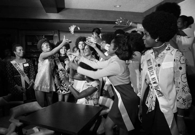 Finalists of the 1970 Miss Black America beauty contest try to reach crown after it was thrown by Miss Black America 1969, Gloria Smith of New York, seated, at Madison Square Garden in New York, August 26, 1970. The second national Miss Black America beauty pageant will be held at the Garden on August 28. (Photo by Marty Lederhandler/AP Photo)
