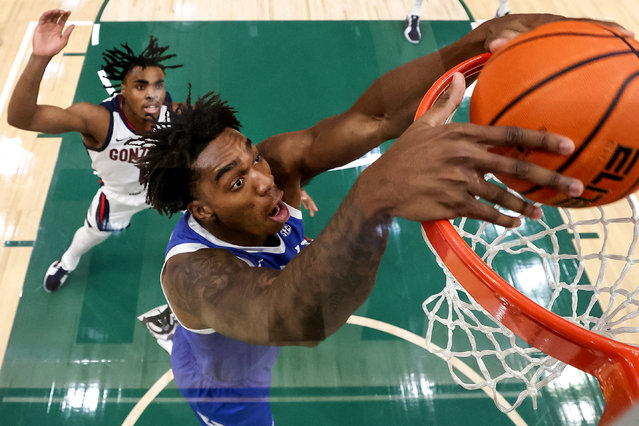 Amari Williams #22 of the Kentucky Wildcats dunks during the first half against the Gonzaga Bulldogs at Climate Pledge Arena on December 07, 2024 in Seattle, Washington. (Photo by Steph Chambers/Getty Images/AFP Photo)