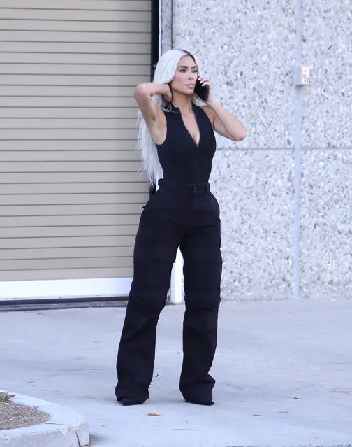 American socialite Kim Kardashian shows off her stunning figure in a plunging bodysuit and black military pants while taking calls between meetings in LA. on August 31, 2022. (Photo by The Mega Agency)