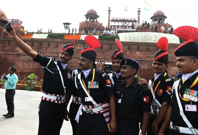 Indian Army personnel pose for a “selfie” after Independence Day celebrations at the Red Fort in New Delhi on August 15, 2016. (Photo by Prakash Singh/AFP Photo)