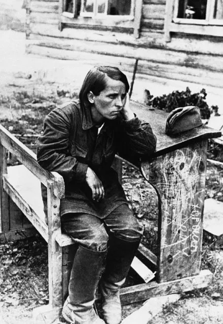 A soviet woman soldier seen in a rather gloomy and depressed mood, somewhere in Russia, on August 17, 1941 after being captured by the Nazis. Time and again the German soldiers are coming across these tough soviet women, fighting side by side with their male comrades. (Photo by AP Photo)