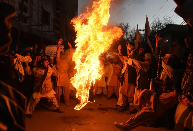 Pakistani demonstrators burn the US flag at a protest in Quetta on January 4, 2018. Pakistan dismissed threats by US President Donald Trump to cut off aid as “completely incomprehensible” January 4, in the latest diplomatic row to rock the shaky alliance between Washington and Islamabad over militancy. (Photo by Banaras Khan/AFP Photo)