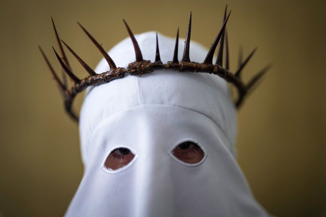 A member of the “Penitencia de los Apóstoles y Discípulos de Jesús” Catholic brotherhood before a Holy Week procession in the southern city of Alcala la Real, Spain, Thursday, March 28, 2024. (Photo by Bernat Armangue/AP Photo)