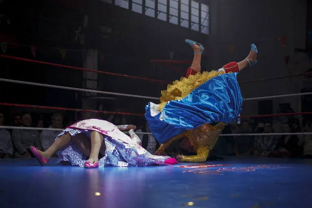 Bolivian wrestlers Yenny Mamani (R), nicknamed Martha "La Altena” and Leonor Cordova, nicknamed Anglea "La Simpatica", battle during a wrestling bout in Madrid, Spain, October 8, 2015. (Photo by Juan Medina/Reuters)