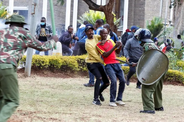 Supporters of the Azimio La Umoja (Declaration of Unity) One Kenya Alliance clash with police during a nationwide protest over the cost of living and against Kenyan President William Ruto's government, in Nairobi, Kenya on March 20, 2023. (Photo by Monicah Mwangi/Reuters)