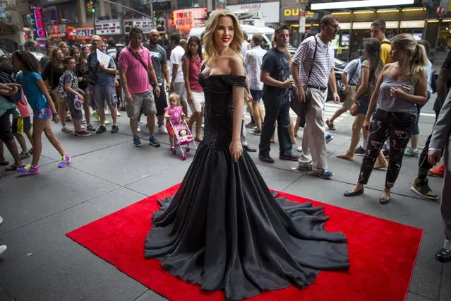 A wax figure of actress Scarlett Johansson stands outside the Madame Tussauds New York attraction shortly after the figure was unveiled in Times Square in New York, July 30, 2015. (Photo by Mike Segar/Reuters)