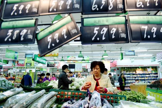A woman shops at a supermarket in Hangzhou, Zhejiang province, China November 10, 2015. (Photo by Reuters/China Daily)