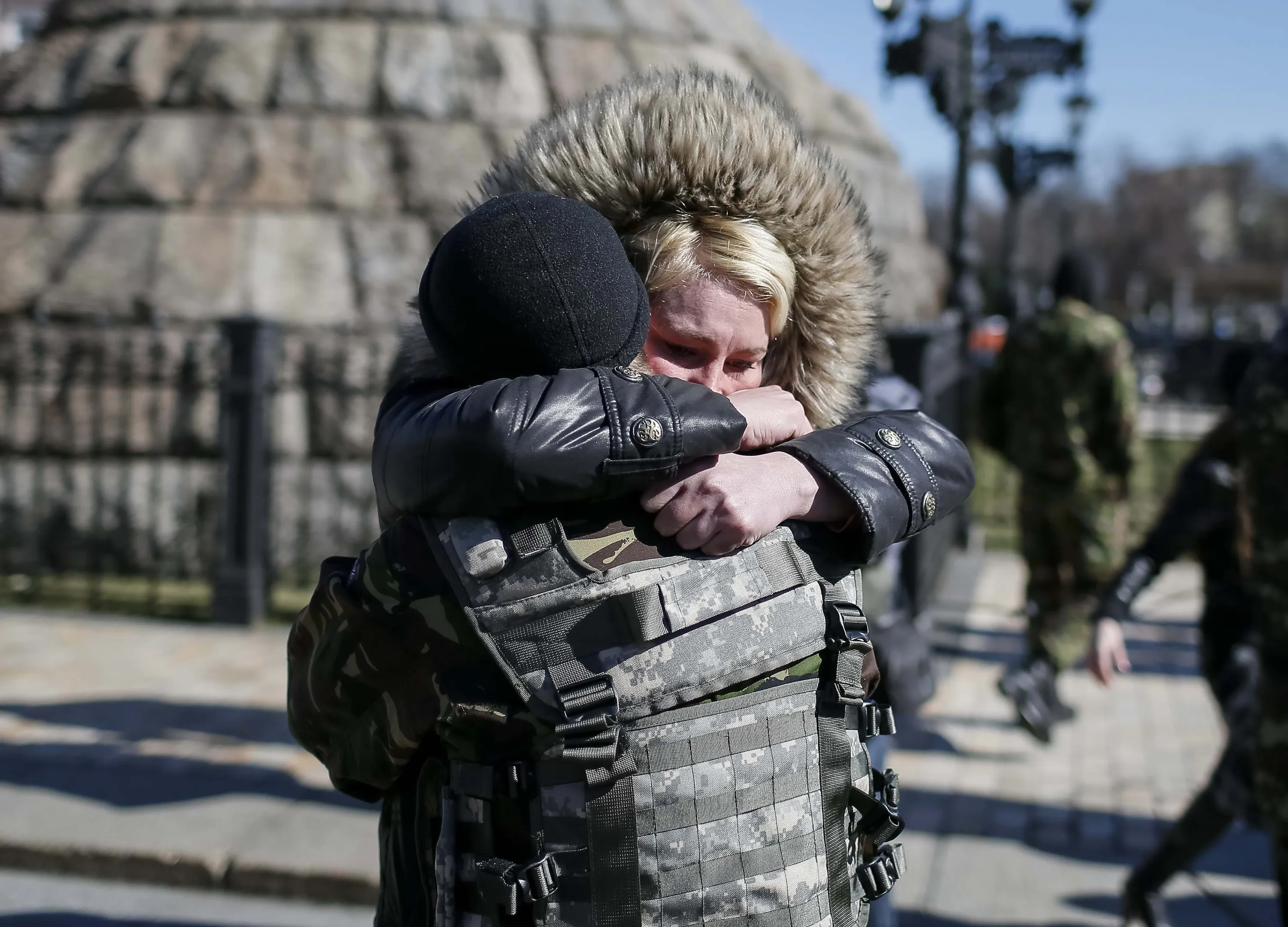 Матушка украина. Солдат обнимает. Солдаты обнимаются. Спецназовцы обнимаются. Солдат с ребенком.