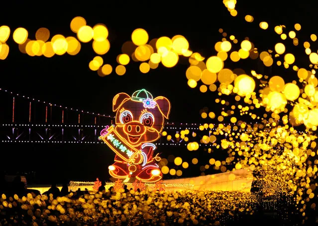 A giant pig-shaped lantern lights up ahead of the New Year and Lunar New Year celebrations at Xinghai Square in Dalian, Liaoning province, China December 18, 2018. (Photo by Reuters/China Daily)