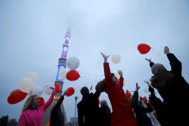 People throw balloons ahead of Valentine's Day near the Ostankino television tower in Moscow, Russia, February 13, 2016. (Photo by Maxim Shemetov/Reuters)