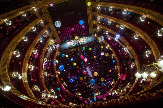 The auditorium of the Liceu Teathre is decorated with colorfull ballons during the presentation of Brazilian artist Flavia Junqueira's installation in Barcelona, Spain, 11 October 2022. Junqueira's first exhibition in a foreign theatre gave the auditorium for a few hours a whole new look featuring eight hundred of colorfull ballons and turning it into a veritable temporary stage set. (Photo by Marta Perez/EPA/EFE)