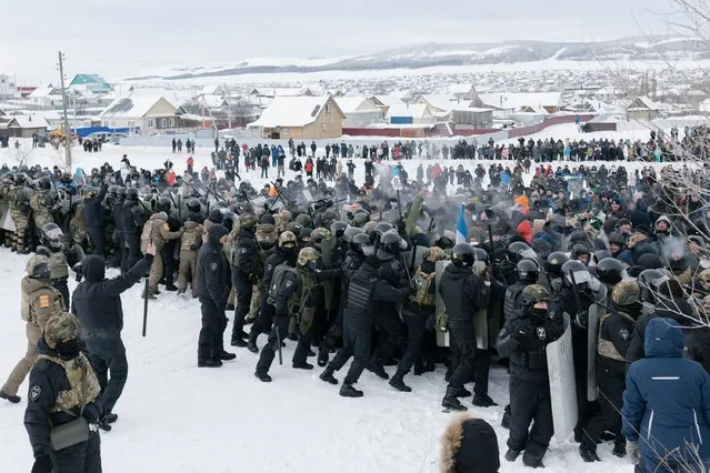 Protesters and riot police clash in the town of Baymak in Russia's central Bashkortostan region on January 17, 2024, after a court sentenced a local activist to four years in prison. Fail Alsynov, who campaigns against gold mining in the Urals region and advocates for the protection of the large ethnic Bashkir population's language, was sentenced for “inciting hatred” in the town of Baymak. (Photo by Anya Marchenkova/AFP Photo)