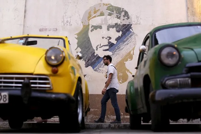 A man walks past a painting of the late revolutionary hero Ernesto “Che” Guevara in Havana, Cuba March 19, 2016. (Photo by Ueslei Marcelino/Reuters)