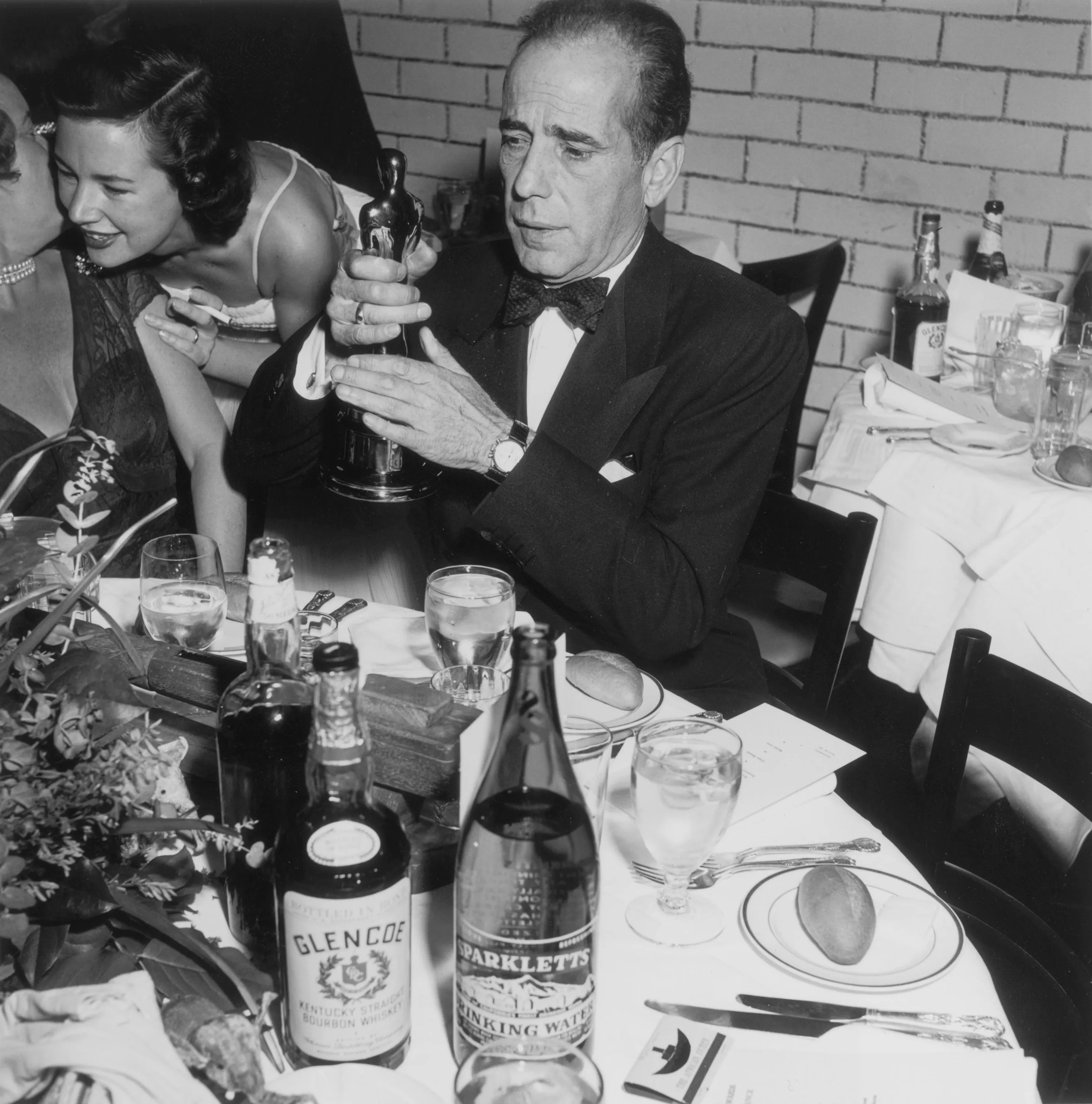 Vin bogart. Хамфри Богарт. Хамфри Богарт 1957. Богарт актер. Хамфри Богарт и алкоголь.