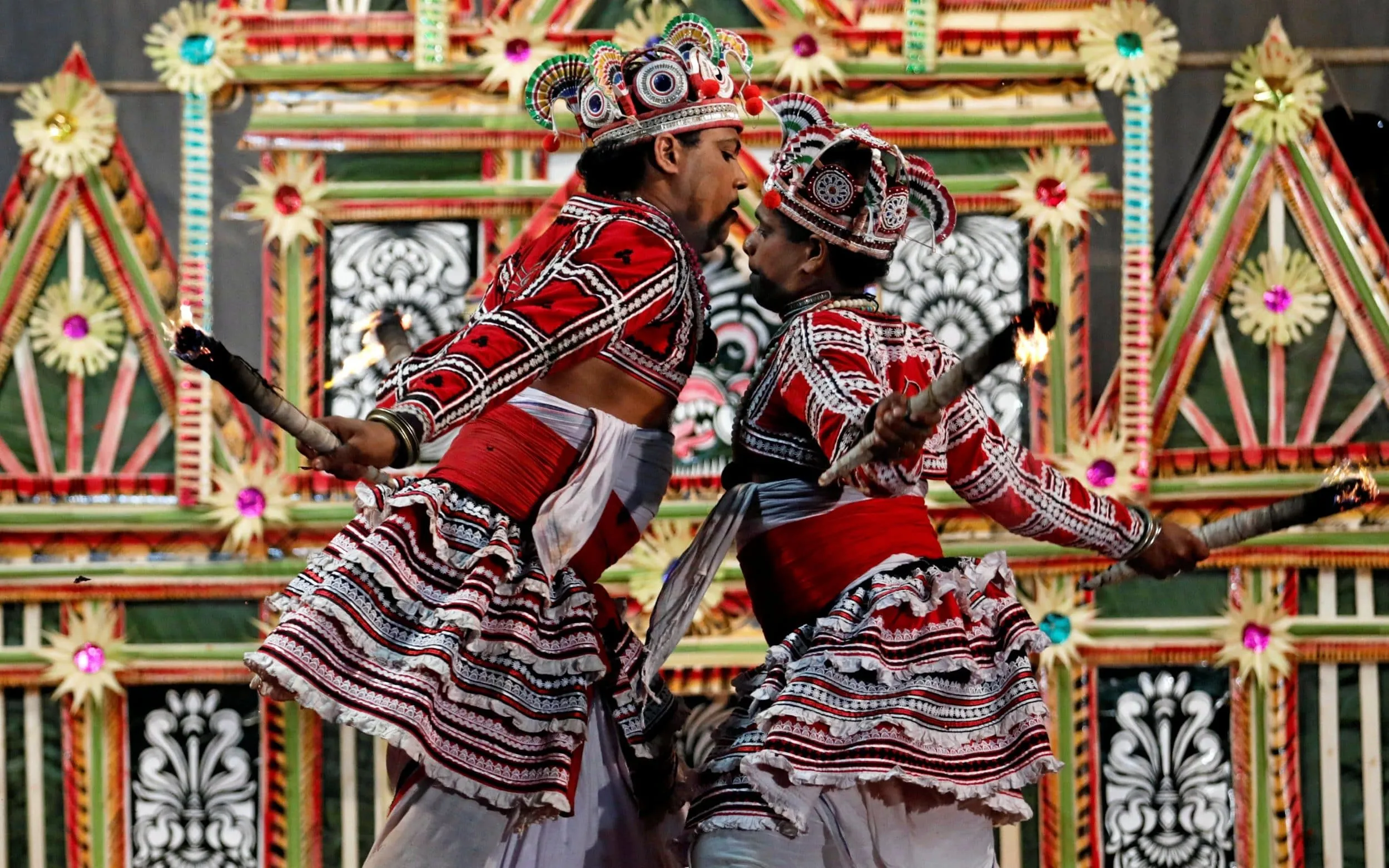 Шри ланка форма. Ланкийцы Шри Ланка. Демократическая Социалистическая Республика Шри-Ланка. Шри Ланка национальный костюм. Национальный сингальский танец на Шри-Ланке.