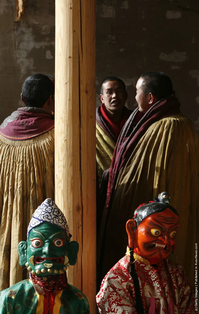 “Tiaoqian” Praying Ceremony Held To Scare Away Evil Spirits At Youning Temple