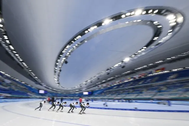 Japanese athletes take part in a training session at the National Speed Skating Oval in Beijing on February 1, 2022, ahead of the Beijing 2022 Winter Olympic Games. (Photo by Sebastien Bozon/AFP Photo)