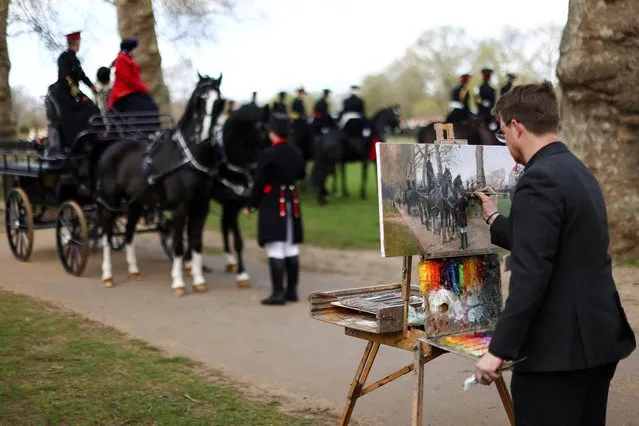 An artist paints the scene as members of the Household Cavalry take part in preparations ahead of the Queen's Platinum Jubilee, in London, Britain on March 31, 2022. (Photo by Tom Nicholson/Reuters)