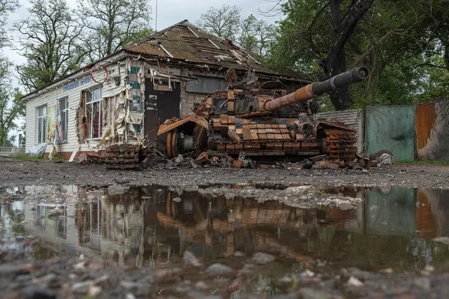 A burnt Ukrainian tank on May 31, 2022 in Kolychivka, Ukraine. Chernihiv, northeast of Kyiv, was an early target of Russia's offensive after its Feb. 24 invasion. While they failed to capture the city, Russian forces battered large parts of Chernihiv and the surrounding region in their attempted advance toward the capital. (Photo by Alexey Furman/Getty Images)
