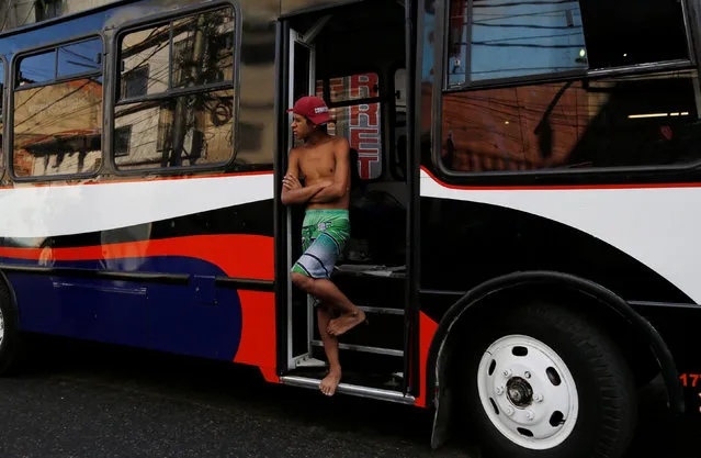 A man stands on a bus at Catia neighborhood, in Caracas, Venezuela, June 27, 2016. (Photo by Mariana Bazo/Reuters)