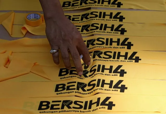 A stallkeeper arranges pro-democracy group “Bersih” (Clean) banners at his stall in Malaysia's capital city of Kuala Lumpur August 29, 2015. (Photo by Edgar Su/Reuters)