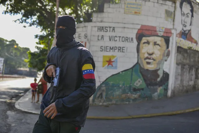 A member of a pro-government group takes part in an invasion drill at the 23 de Enero neighborhood in Caracas, Venezuela, Saturday, February 15, 2020. Venezuela's President Nicolas Maduro ordered two days of nationwide military exercises, including the participation of civilian militias. (Photo by Matias Delacroix/AP Photo)