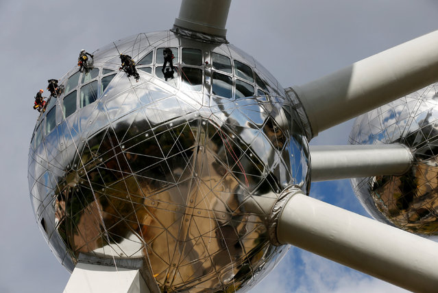 Workers rappel down one of the nine spheres of the Atomium, a 102-metre-tall structure designed for Expo 58, during its annual cleaning in Brussels, Belgium on October 3, 2017. (Photo by Francois Lenoir/Reuters)
