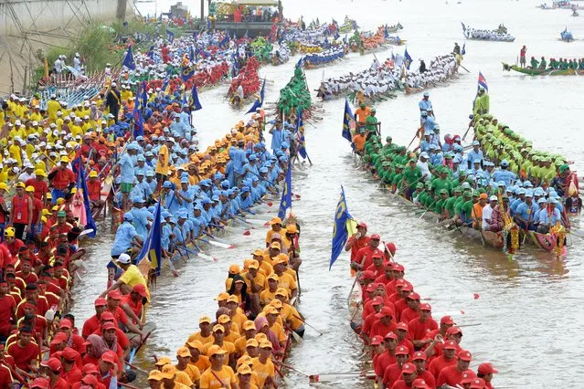 Cambodian participants row their dragon boats during the Water Festival on the Tonle Sap river in Phnom Penh on November 2, 2017. Tens of thousands of Cambodian spectators flocked to the riverfront in the capital Phnom Penh on November 2 to watch the boat races as the country celebrates the annual water festival. (Photo by Tang Chhin Sothy/AFP Photo)