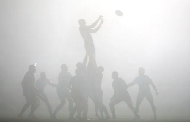 General view of a lineout in the fog during the Heineken Champions Cup match between Glasgow Warriors and Exeter Chiefs at Scotstoun Stadium on December 18, 2021 in Glasgow, Scotland. (Photo by Ian MacNicol/Getty Images)