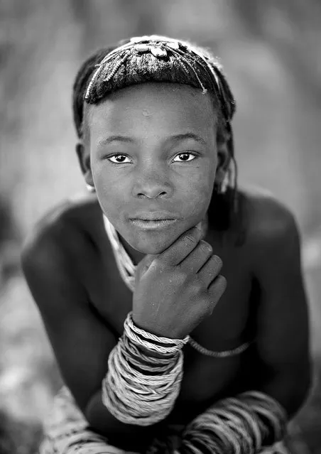 “Mucawana girl – Angola. Muhacaona (Mucawana) tribe girl. The haircut is made with a mix of cow dungs, fat, and herbs for the fragrance. She also wears some bracelets made with ropes”. (Eric Lafforgue)