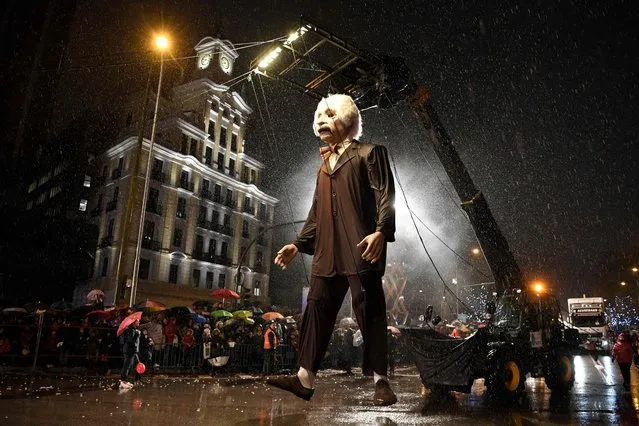  Entertainers hold a giant puppet depicting theoretical physicist Albert Einstein during the traditional Three Kings parade (Cabalgata de los Reyes Magos) marking Epiphany in Madrid on January 5, 2018. (Photo by Gabriel Bouys/AFP Photo)