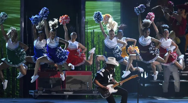 Brad Paisley is accompanied by cheerleaders as he performs "Country Nation" at the 49th Annual Country Music Association Awards in Nashville, Tennessee November 4, 2015. (Photo by Harrison McClary/Reuters)