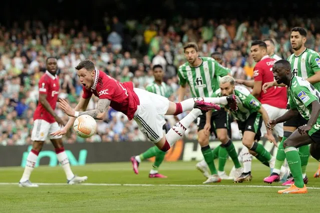 Manchester United's Wout Weghorst dives for a header during the Europa League round of 16 second leg soccer match between Real Betis and Manchester United at the Benito Villamarin stadium in Seville, Spain, Thursday, March 16, 2023. (Photo by Jose Breton/AP Photo)