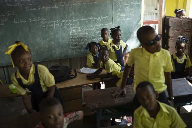 Students wait for their teacher in the classroom at the Institution Mixte Wesleyenne Regard Divin school in Port-au-Prince, Haiti, Thursday, June 1, 2023. (Photo by Ariana Cubillos/AP Photo)