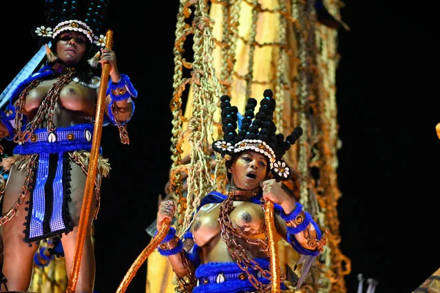 Member of a Samba School perform at the Marques de Sapucai Sambadrome during Carnival Parade 2022 in Rio de Janeiro, Brazil, on April 24, 2022. (Photo by Andre Borges/NurPhoto via AFP Photo)