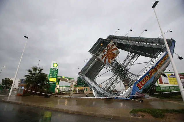 A view of an advertising post that collapsed due to a windstorm in Elche city in Alicante province, eastern Spain, 18 December 2016. Authorities issued an orange alert for the upcoming 24 hours for storms, rainfalls and wind in eastern and south-eastern Spain. (Photo by Manuel Lorenzo/EPA)