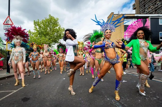 Members of the London School of Samba at the start of the Grand Finale of Notting Hill Carnival in London on August 29, 2022 which has returned to the capital for the first time in three years after being cancelled due to the Covid-19 pandemic. Europe's largest street festival celebrates Caribbean culture and is expected to welcome over 1 million people each day. (Photo by Stephen Chung/Alamy Live News)