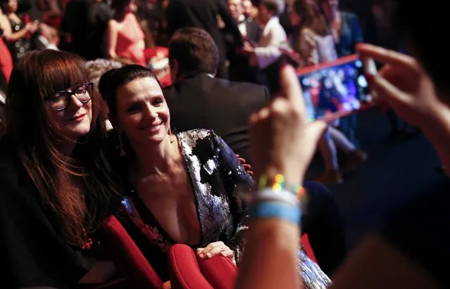 Juliette Binoche (R) and director Isabel Coixet pose for a picture before the Spanish Film Academy's Goya Awards ceremony in Madrid, Spain, February 6, 2016. (Photo by Susana Vera/Reuters)