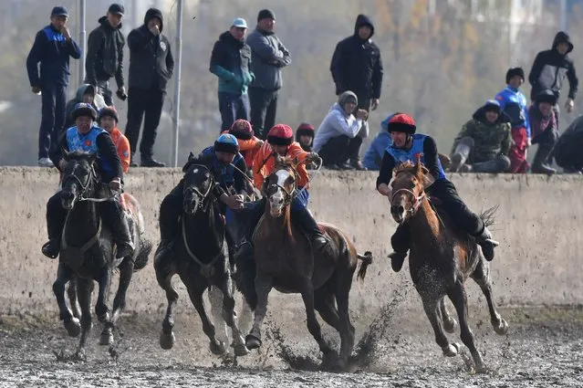 Riders compete in the traditional Central Asian sport of Kok-Boru (Gray Wolf) or Buzkashi (Goat Grabbing) in Bishkek on November 10, 2023. Mounted players compete for points by throwing a stuffed sheepskin into a well. (Photo by Vyacheslav Oseledko/AFP Photo)