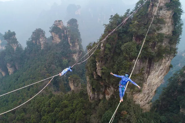Contestants dressed as characters from the movie “Avatar” take part in a tightrope walking contest in Wulingyuan Scenic Area of Zhangjiajie, Hunan province, China December 23, 2018. (Photo by Reuters/China Stringer Network)