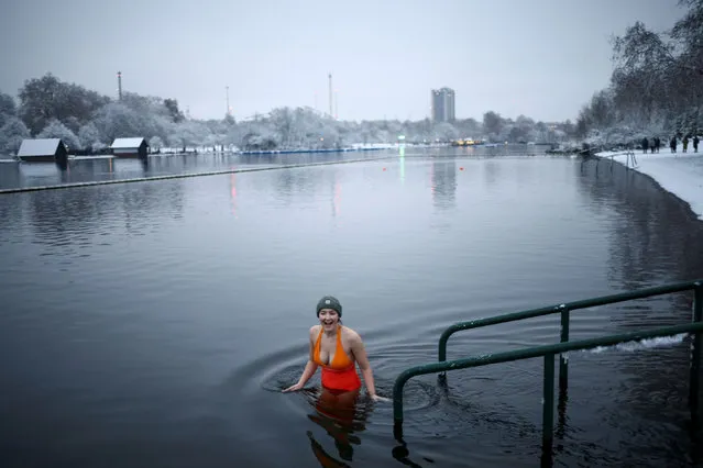 A swimmer takes a dip in Serpentine lake as cold weather continues in London, England on December 12, 2022. Snow and ice weather warnings were extended across the UK this week after the record for the coldest night of the year so far was broken for the second night in a row. Braemar in Aberdeenshire was the coldest place in the UK on Tuesday night, recording a low of –17.3ºC. (Photo by Henry Nicholls/Reuters)