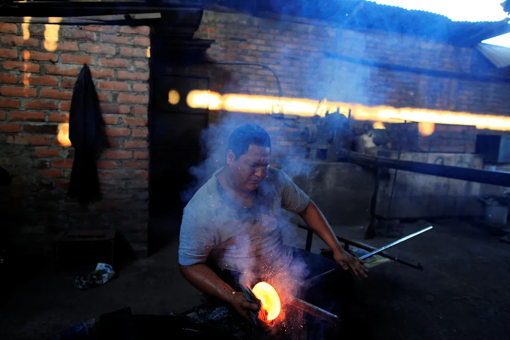 El Salvador's Glassmakers