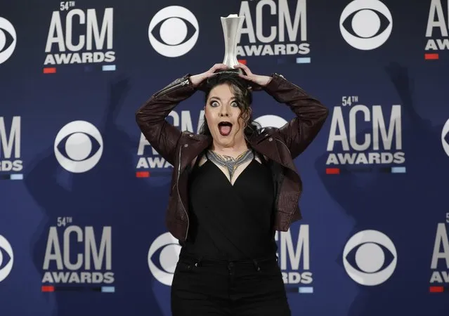 Ashley McBryde poses backstage with her New Female Artist of the Year award during the 54TH ACADEMY OF COUNTRY MUSIC AWARDS in Las Vegas Sunday, April 7, 2019. (Photo by Mario Anzuoni/Reuters)