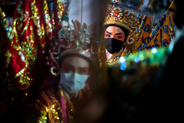 Members of a Chinese opera troupe wearing protective masks to prevent the spread of the coronavirus disease (COVID-19) prepare before performing at a shrine during the annual vegetarian festival in Bangkok, Thailand, October 6, 2021. (Photo by Athit Perawongmetha/Reuters)