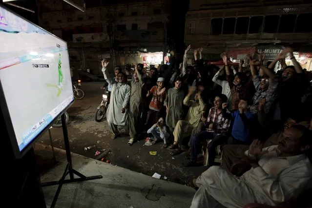 Young Pakistani cricket fans react as they look at a screen showing their national team's World Twenty20 Super 10 cricket match against India, along a roadside in Rawalpindi, Pakistan March 19, 2016. (Photo by Faisal Mahmood/Reuters)