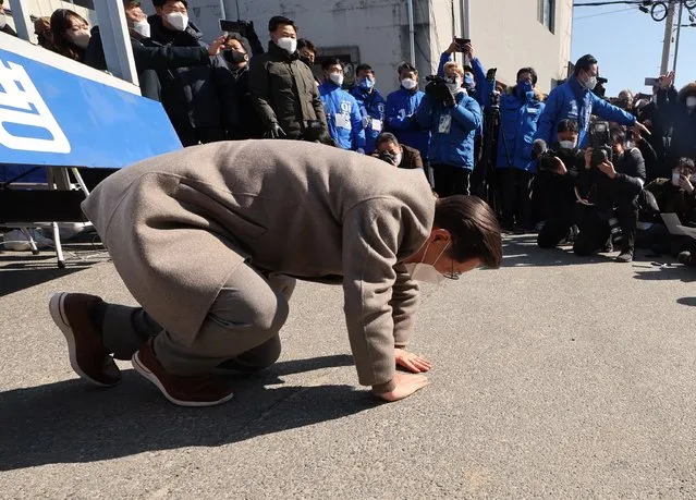Lee Jae-myung, South Korea's presidential candidate for the Democratic Party, bows before voters during a campaign event in Chungju, South Korea, 24 February 2022. The country will hold its presidential election on 09 March 2022. (Photo by Yonhap/EPA/EFE)